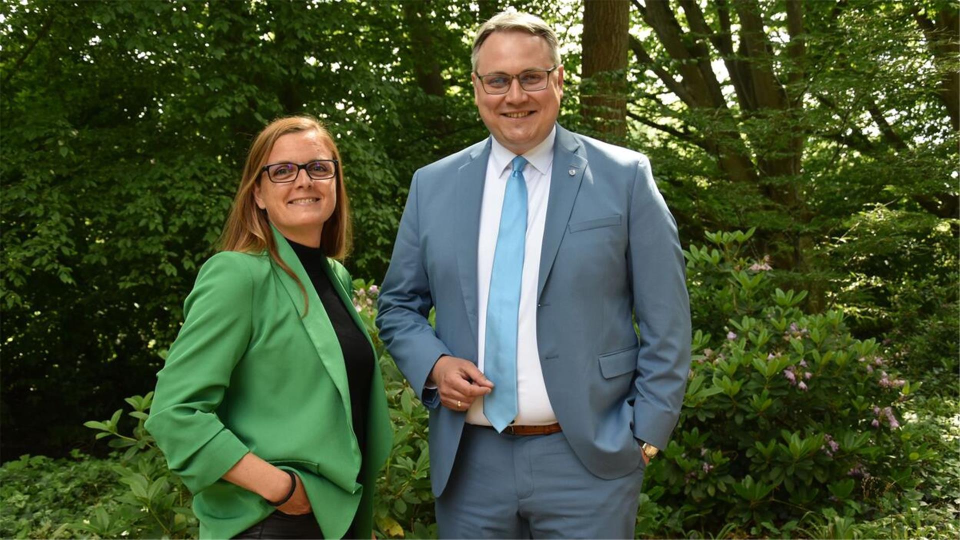 Sandra Pragmann von der Servicestelle Ehrenamt des Landkreises und Landrat Marco Prietz