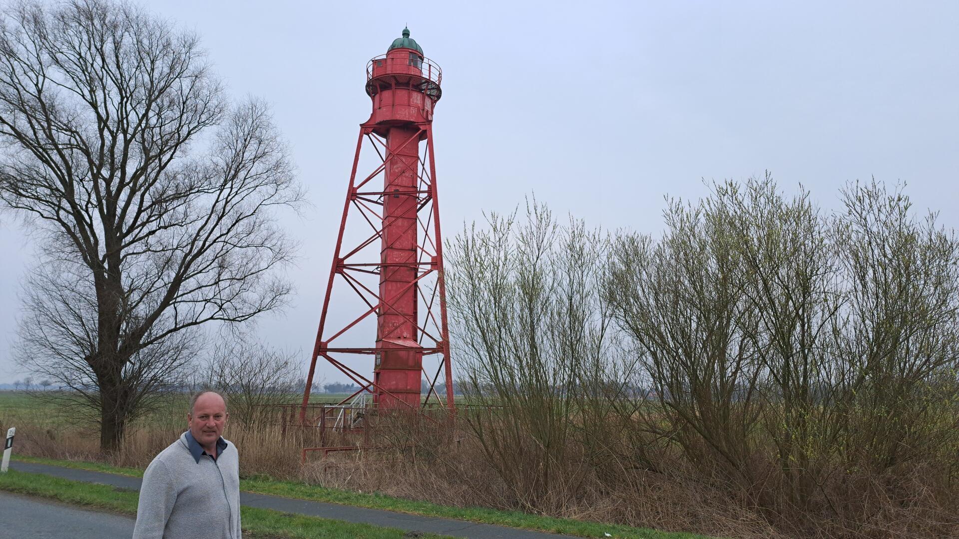 Sandstedts Ortsvorsteher Falko Wahls-Seedorff möchte das Oberfeuer erhalten und es von der Straße zum Fähranleger zum Deich am Hafen verlegen. 