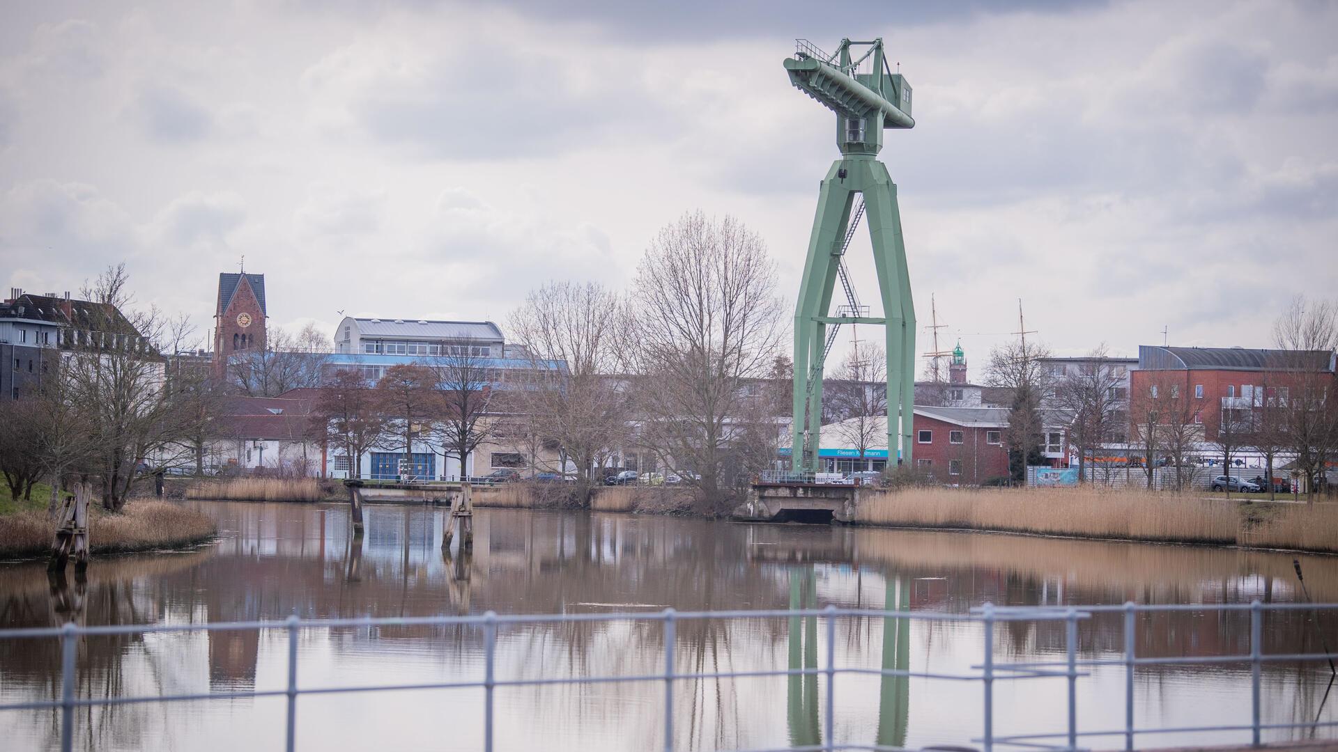 Sanierungsstau an Bremerhavens Kajen. Im Bild: Blick auf die Kaje vom Kapitänsviertel Richtung Rickmerskran. Foto: Hartmann