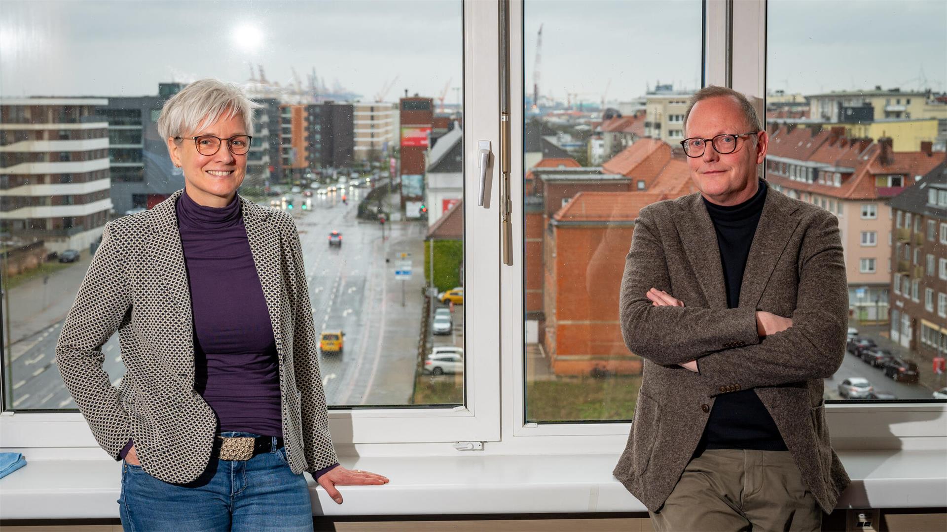 Saskia Greiner und Nils Schnorrenberger: Hinter ihnen öffnet sich der Blick auf die Gründerzentren „Timeport I bis III“.