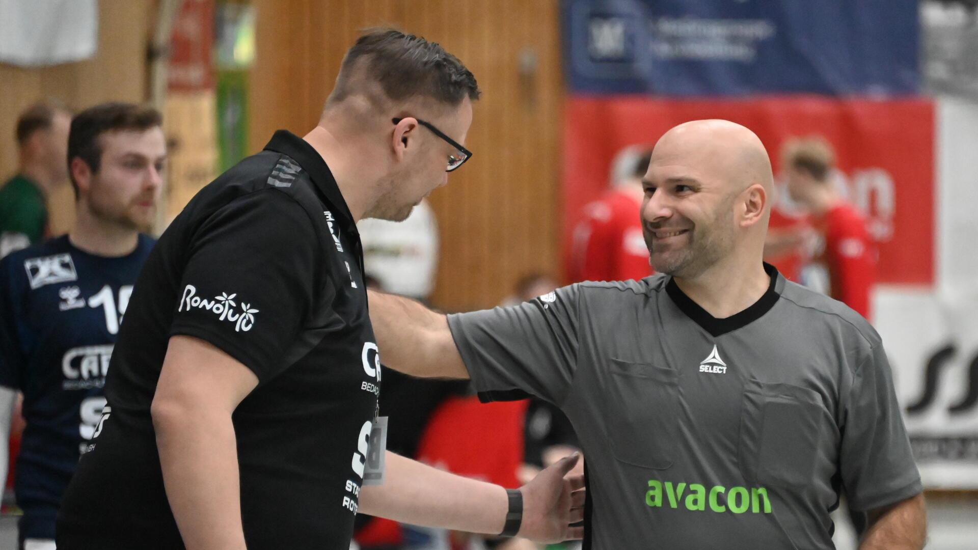 Schiedsrichter Andreas Ott im Gespräch mit Rotenburgs Trainer Daniel van Frayenhove.