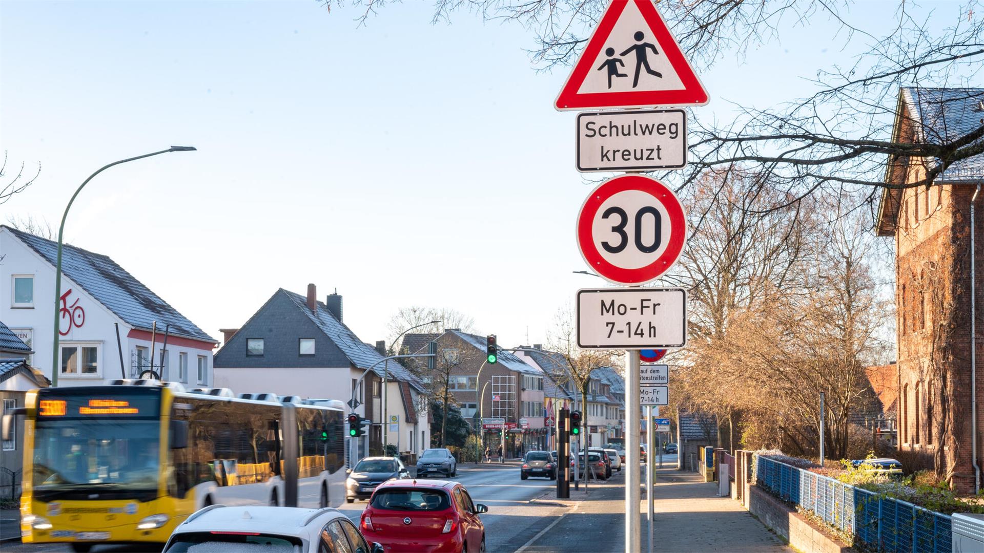 Stationäre Geschwindigkeitsüberwachung vor der Veernschule in der Schiffdorfer Chaussee.