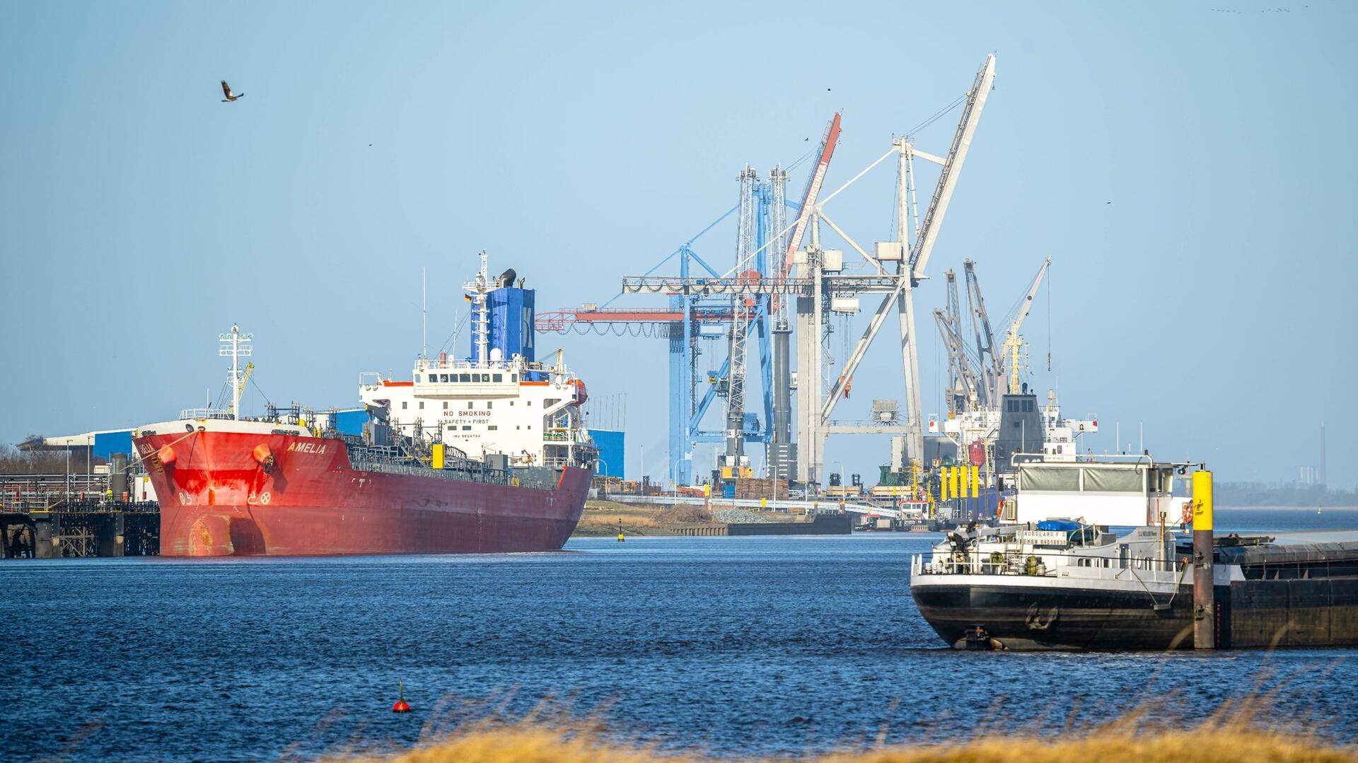 Weiniger Umschlag in Niedersachsens Seehäfen Schiffe liegen im Hafen von Brake. Auf dem Gelände vom Braker Hafen wird eine Anlage für die Produktion von Wasserstoff gebaut.