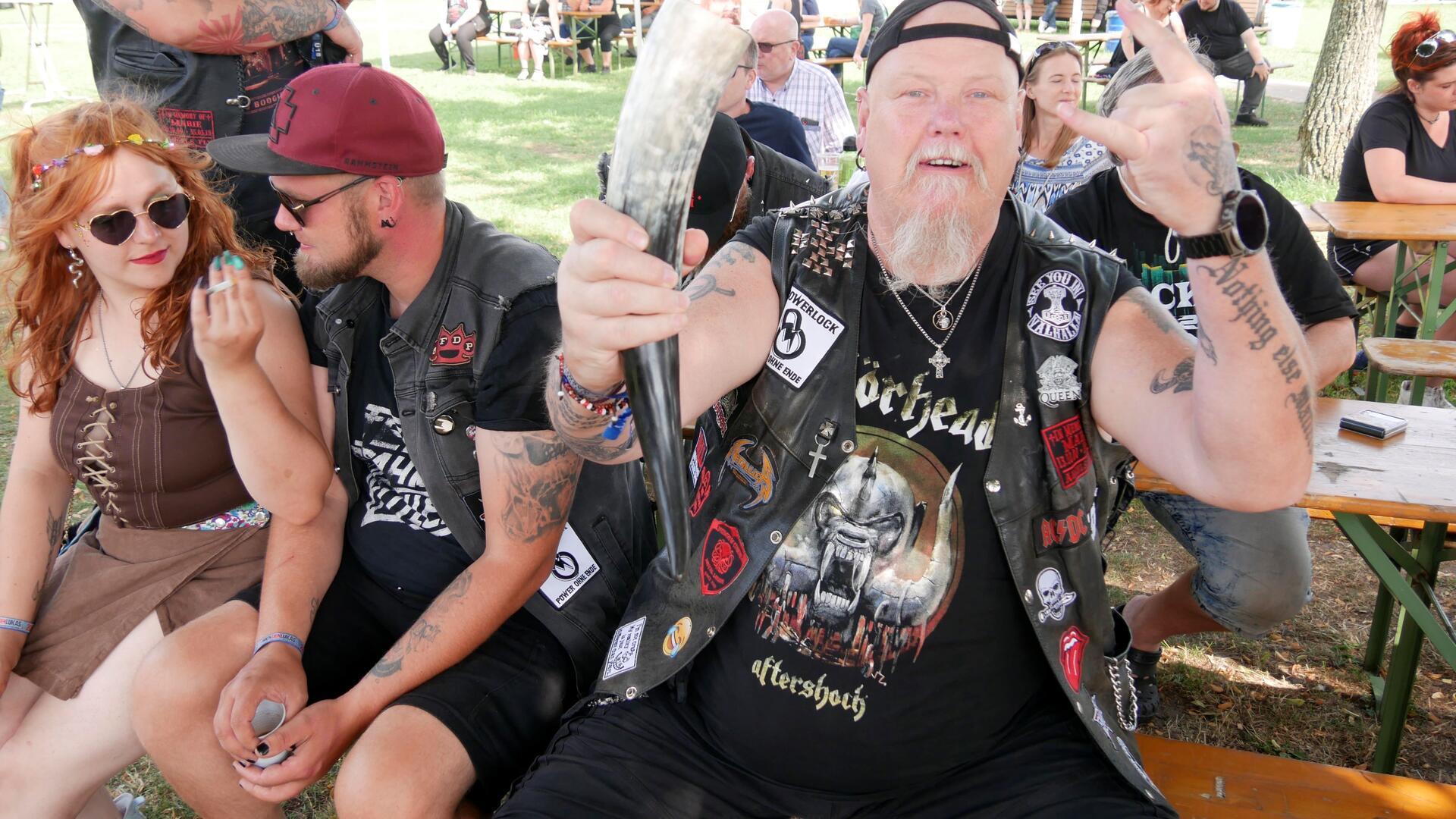 Eine Frau und zwei Männer feiern bei Rock den Lukas in Tarmstedt.