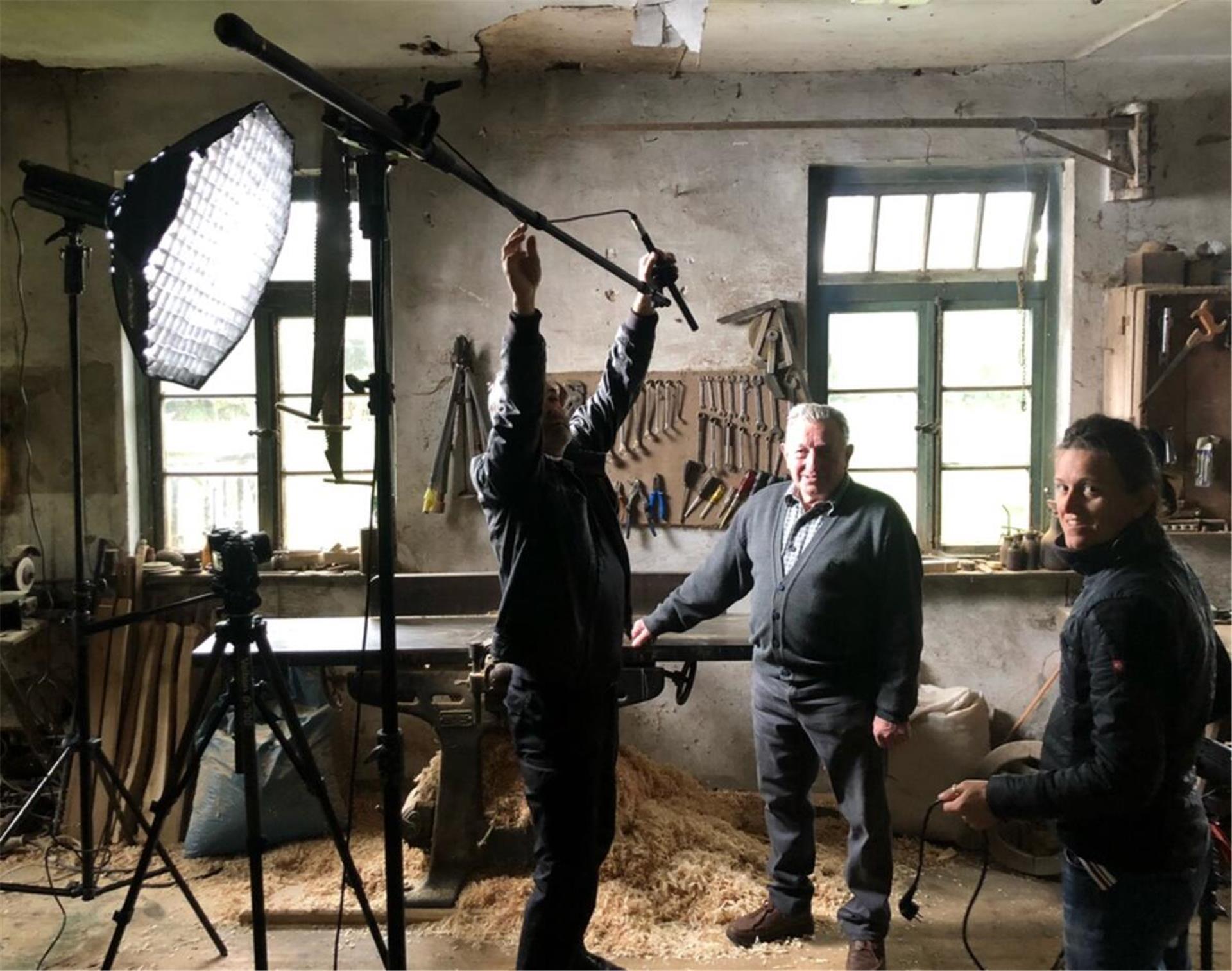 Schon zum 750-jährigen Bestehen des Ortes drehte Rainer Ludwigs 2022 zusammen mit Hans-Hinrich Kahrs den Dokumentarfilm „Fief Minuten för Alfs“. Am 7. März stellt er im Gasthof Steffens seinen Film „Menschen zwischen Elbe und Weser“ vor.
