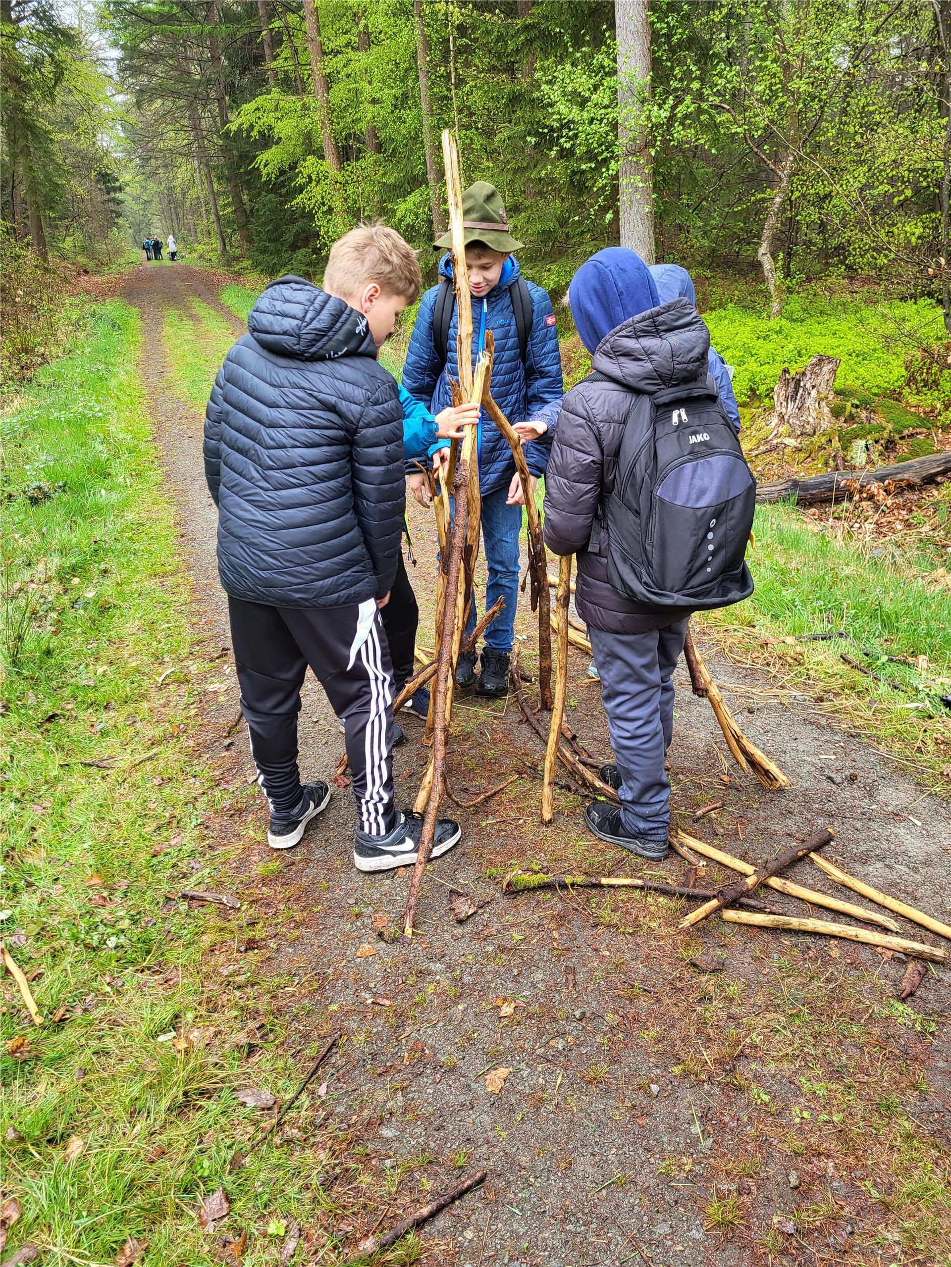 Schüler der KGS Tarmstedt lernen den Wald kennen.