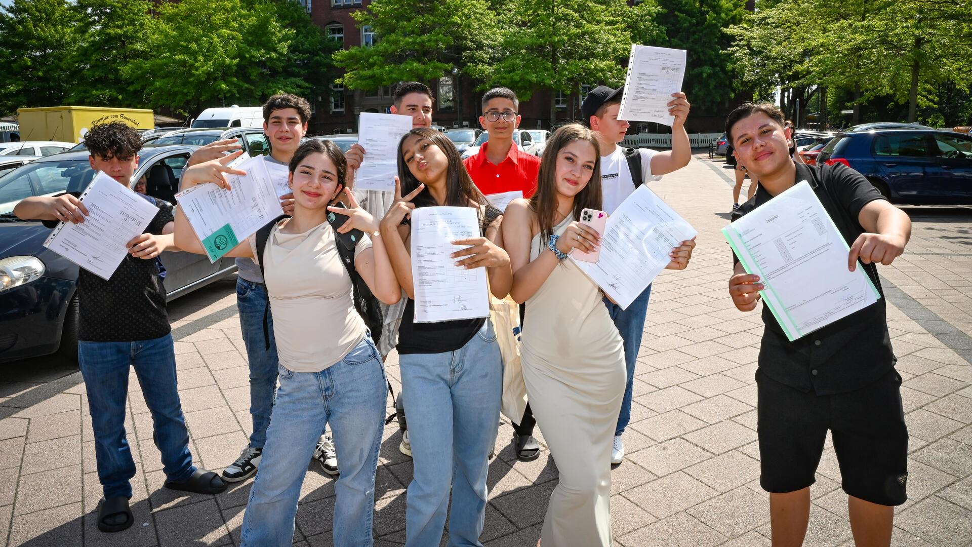 Schüler der Schule am Ernst-Reuter-Platz mit ihren Zeugnissen.