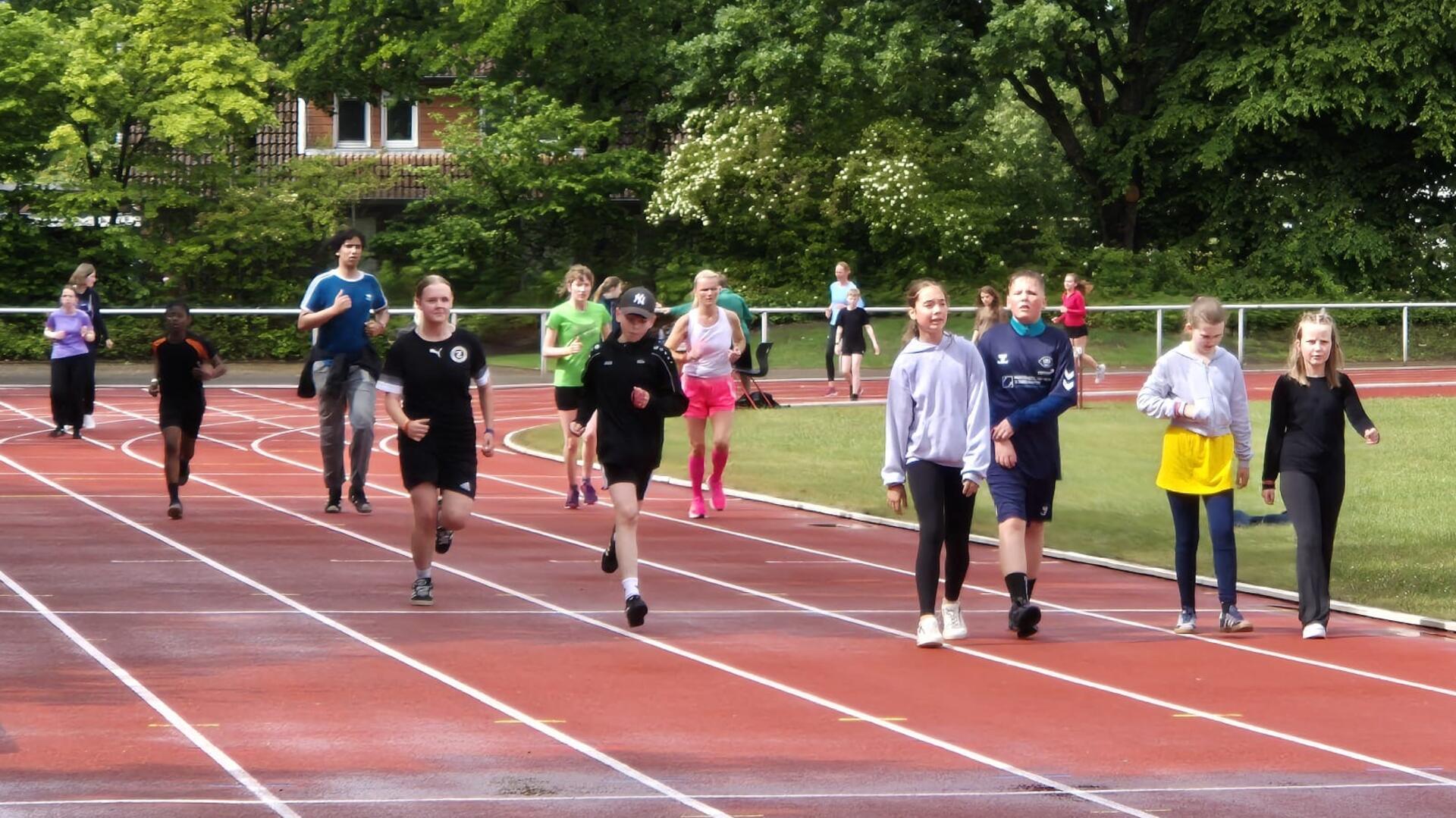 Jugendliche beim Sponsorenlauf