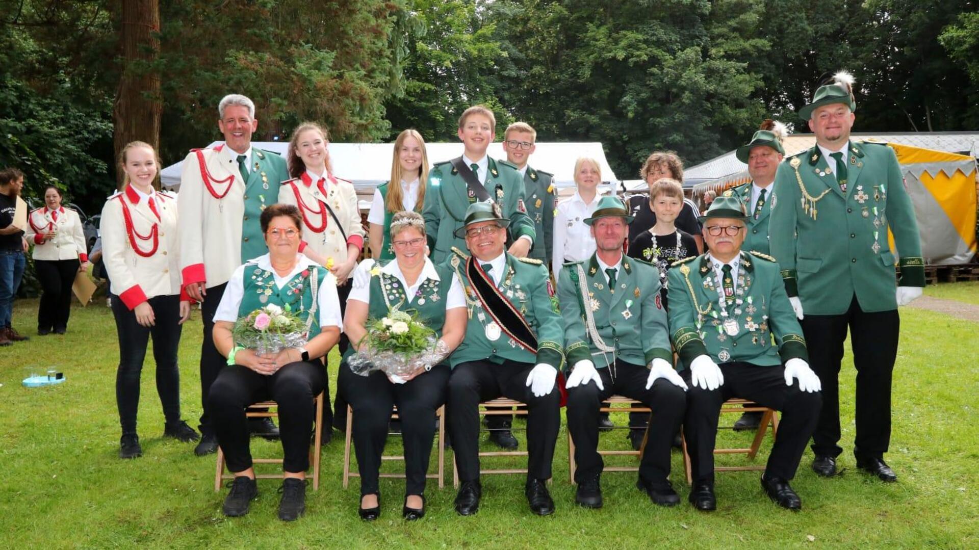 Gruppenfoto mit Schützen: Schützenfest in Sittensen: Holger Fischer warf nach der Verkündung spontan seinen Hut in die Menge. Die Freude über die Königswürde war ihm deutlich anzusehen. Das Foto zeigt das Königshaus.