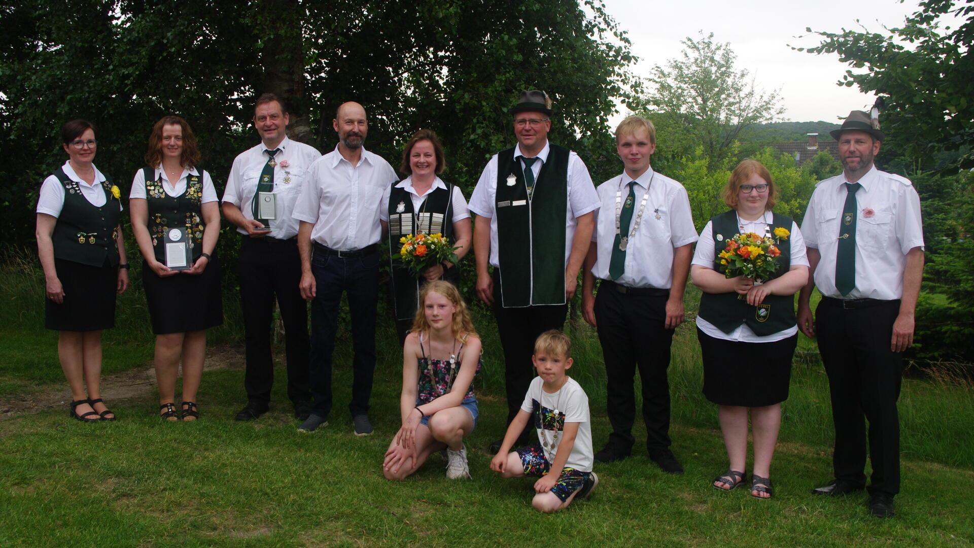 Schützenpräsident Ingo Reichard (rechts) und seine Stellvertreterin Ilka Holsten (links) mit der neuen Oereler Königsfamilie.