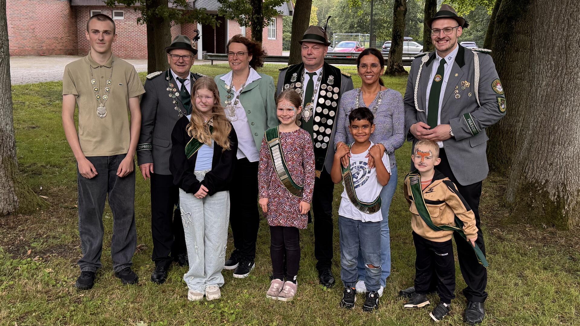 Schützenpräsident Philipp Logemann (rechts) konnte am Wochenende ein komplettes Karlshöfener Königshaus präsentieren