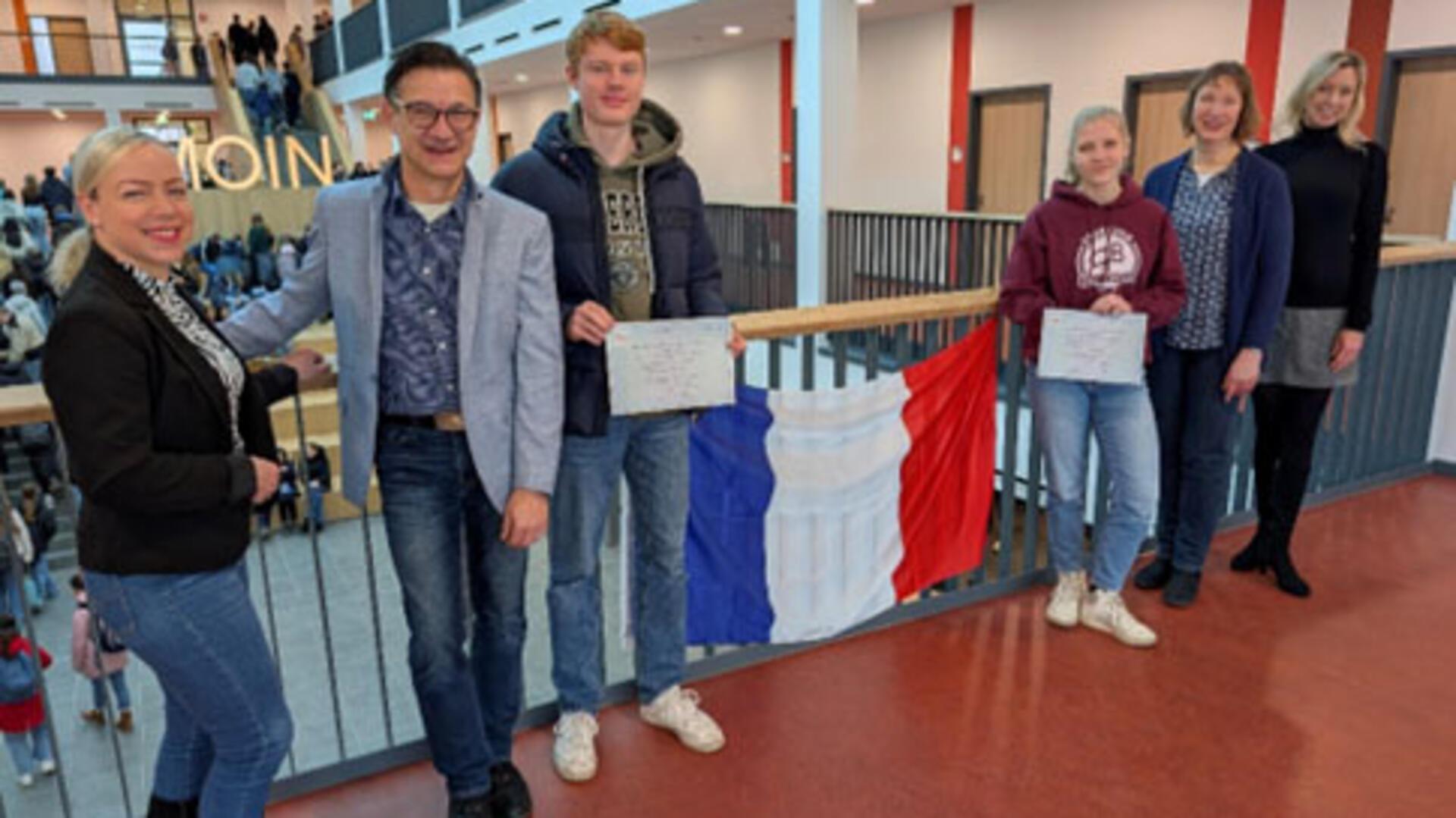 Schulleiter Dr. Strohbach gratulierte mit großer Freude zu den herausragenden Leistungen der beiden Diplomierten, die an der Schule noch nie erreichte 99 und 100 Prozent für das Niveau A2 vorweisen können. 