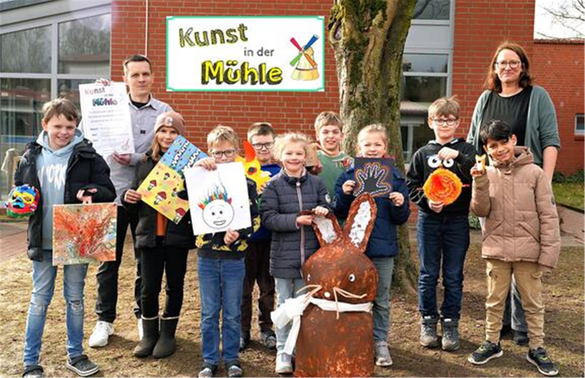 Schulleiter Thomas Schröder, Organisatorin Jutta Müller (Fachleitung Kunst) sowie ein Kind aus jeder Klasse.