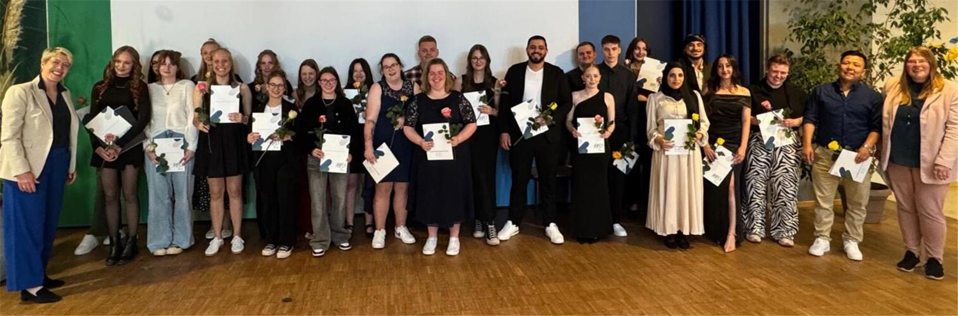 Schulleiterin Bettina Hasekamp-Harms (links) und Klassenlehrerin Lissa Ebel-El Fadely (rechts) gratulierten 