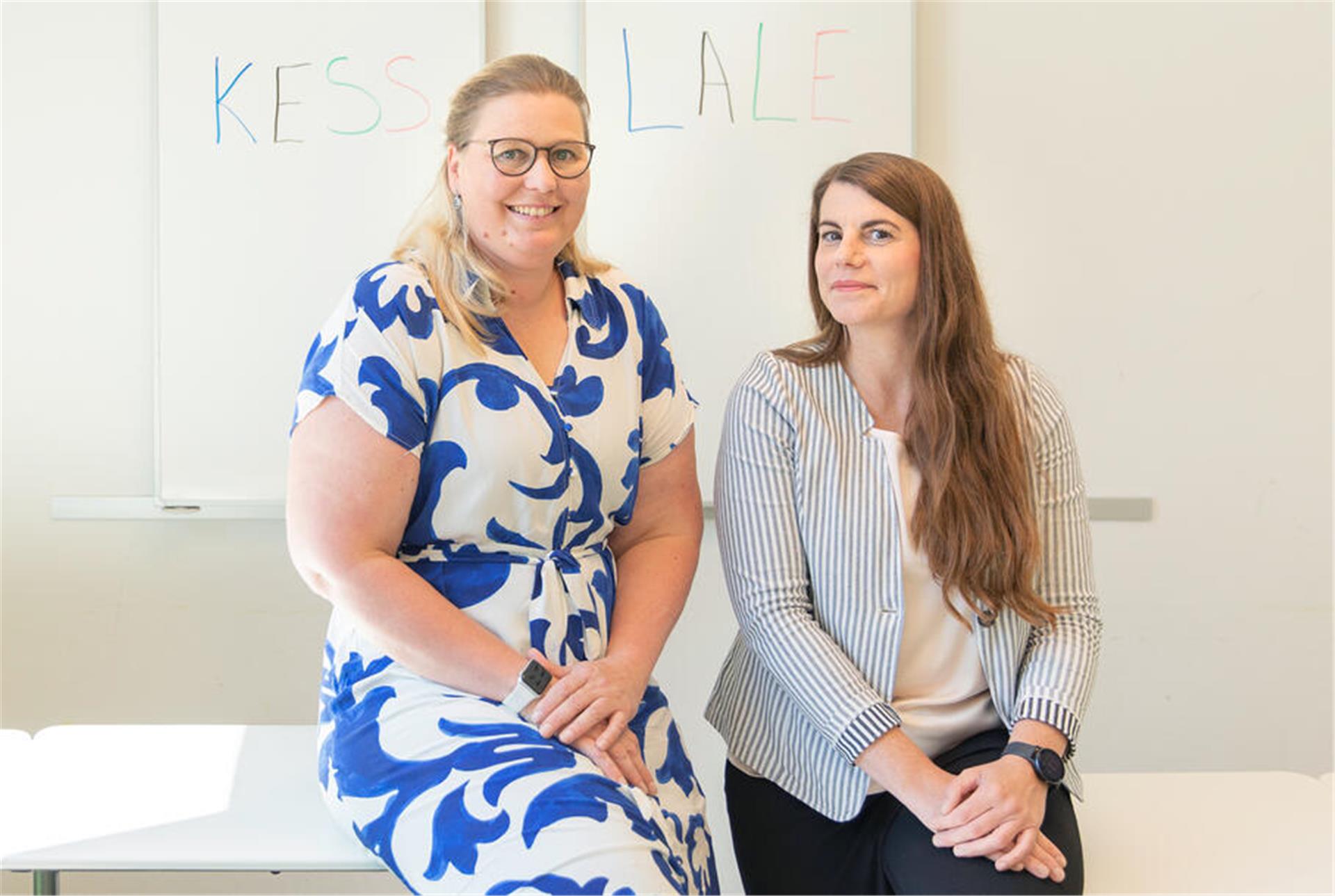Schulleiterin Meike Ehler (links) und ihre Kollegin Miriam Moka besprechen die Testergebnisse von Kess und Lale.