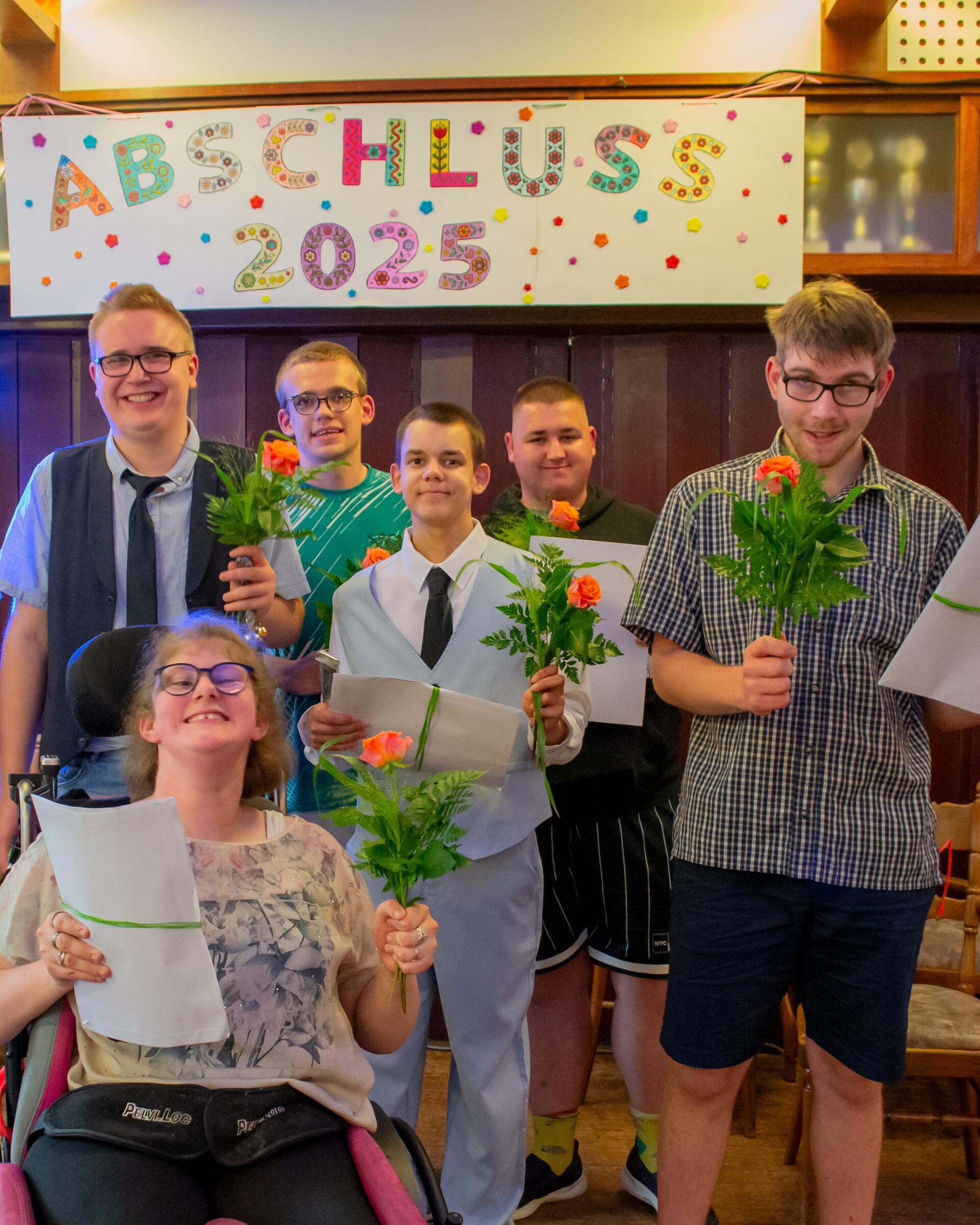 Schulschluss: Sechs von acht Abgängern der staatlich anerkannten Tagesbildungsstätte Helga-Leinung-Schule. Sie beendeten mit Zeugnissen, Blumen und einem stolzen Lächeln nun ihre Schulzeit.