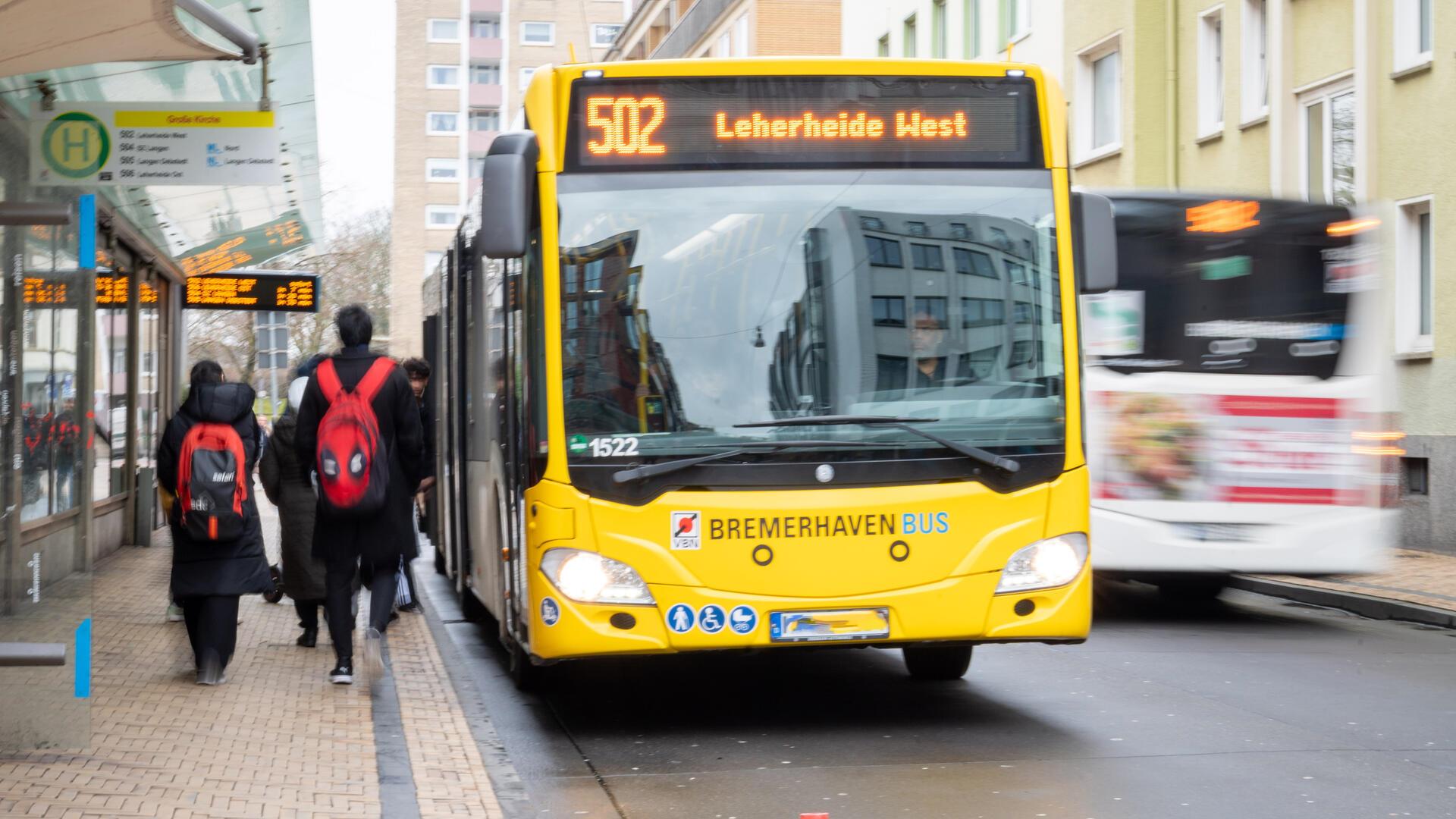 Bus an Haltestelle. 