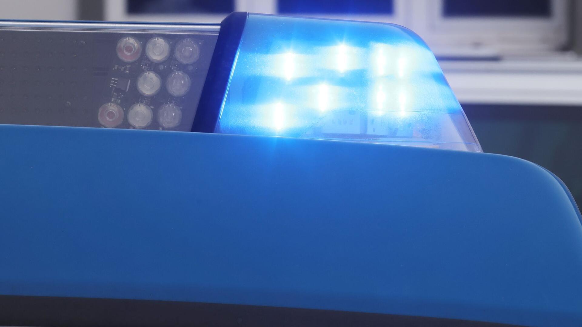 Das blinkende Blaulicht an einem Dienstauto der Polizei. Schwer verletzt: Bei einem Zusammenstoß zwischen einem Motorrad und einem Auto in Misselwarden wurde eine 33-jährige Motorradfahrerin am Donnerstagmorgen ins Krankenhaus gebracht. Die Autofahrerin blieb unverletzt.