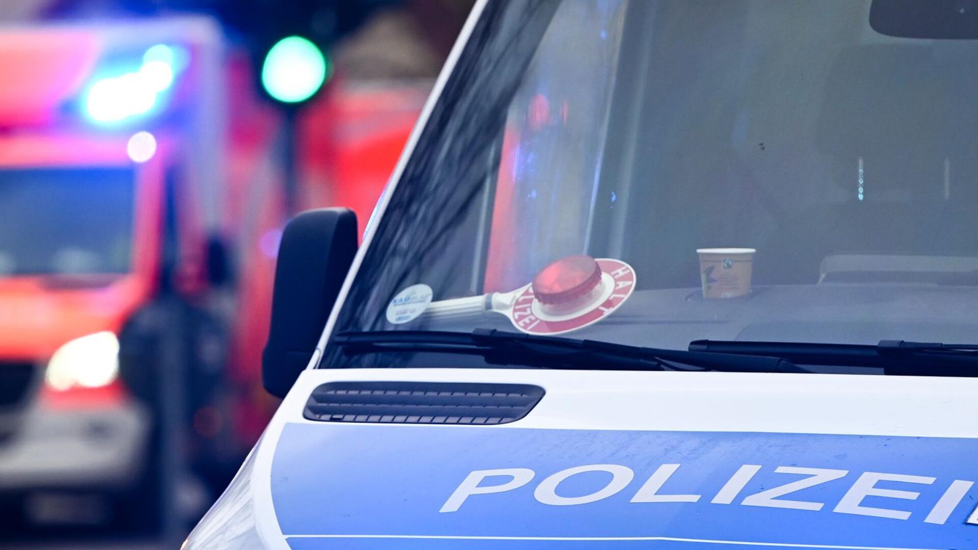 Ein Polizeiauto und ein Rettungswagen mit Blaulicht. 