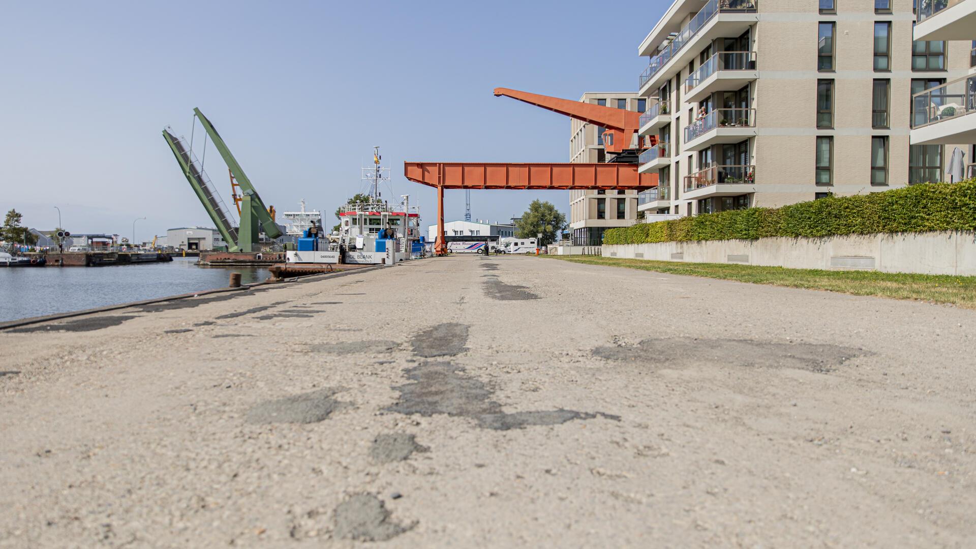 Blick auf eine Wasserkante in Bremerhaven.