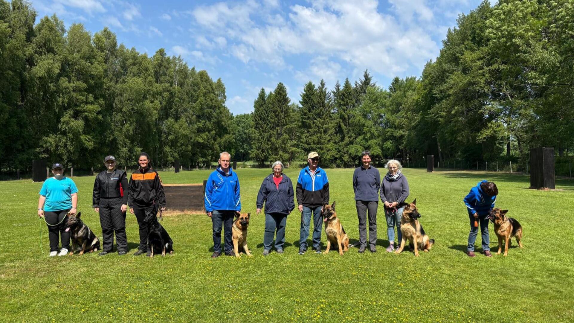 Sechs Schäferhunde wurden in den verschiedenen Prüfungsstufen vorgestellt. Es erreichten alle Schäferhundefreunde und ihre Hunde das Prüfungsziel. 