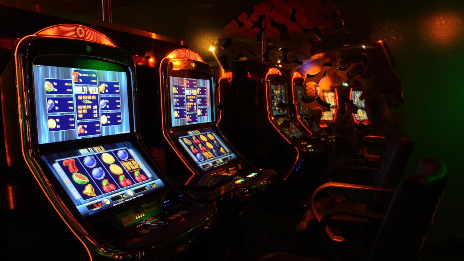 Blick auf Spielautomaten in einer Spielothek. Sechs bis acht Stunden täglich verbrachte Andreas in den Spielhallen Hamburgs.