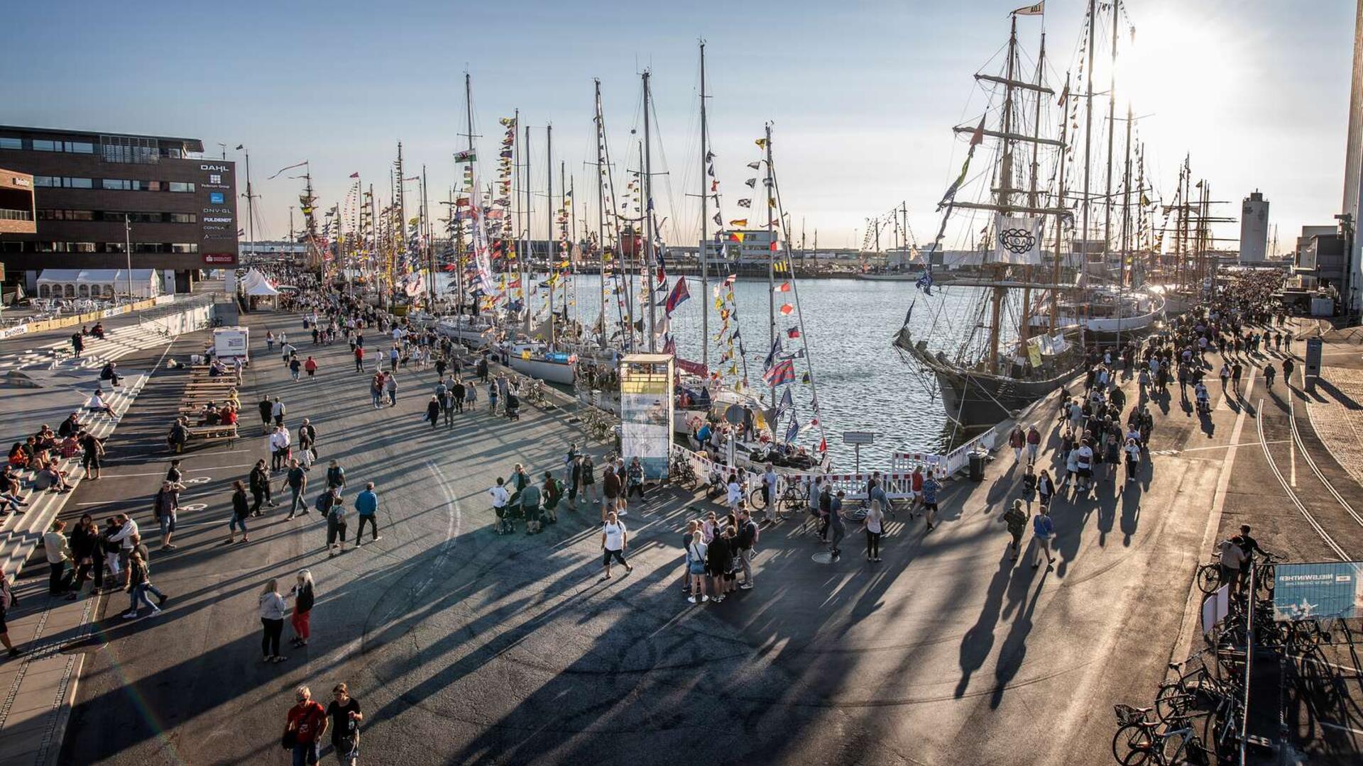 Segler liegen an zwei Kajen im Hafen von Esbjerg (Dänemark)