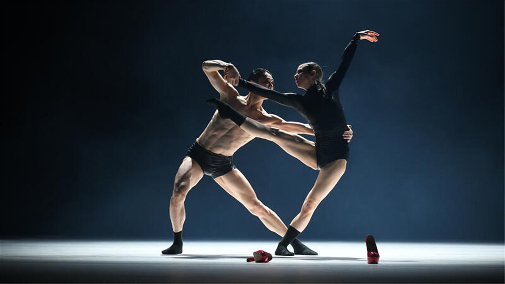 Sehnsucht und Angst, Anziehung und Abstoßung: Kuang-Yung Chao und Melissa Panetta im zeitgenössischen Pas-de-deux der Tanzminiatur „Beautiful Figures“ in der Choreografie von Alfonso Palencia, Ballettchef am Stadttheater Bremerhaven
