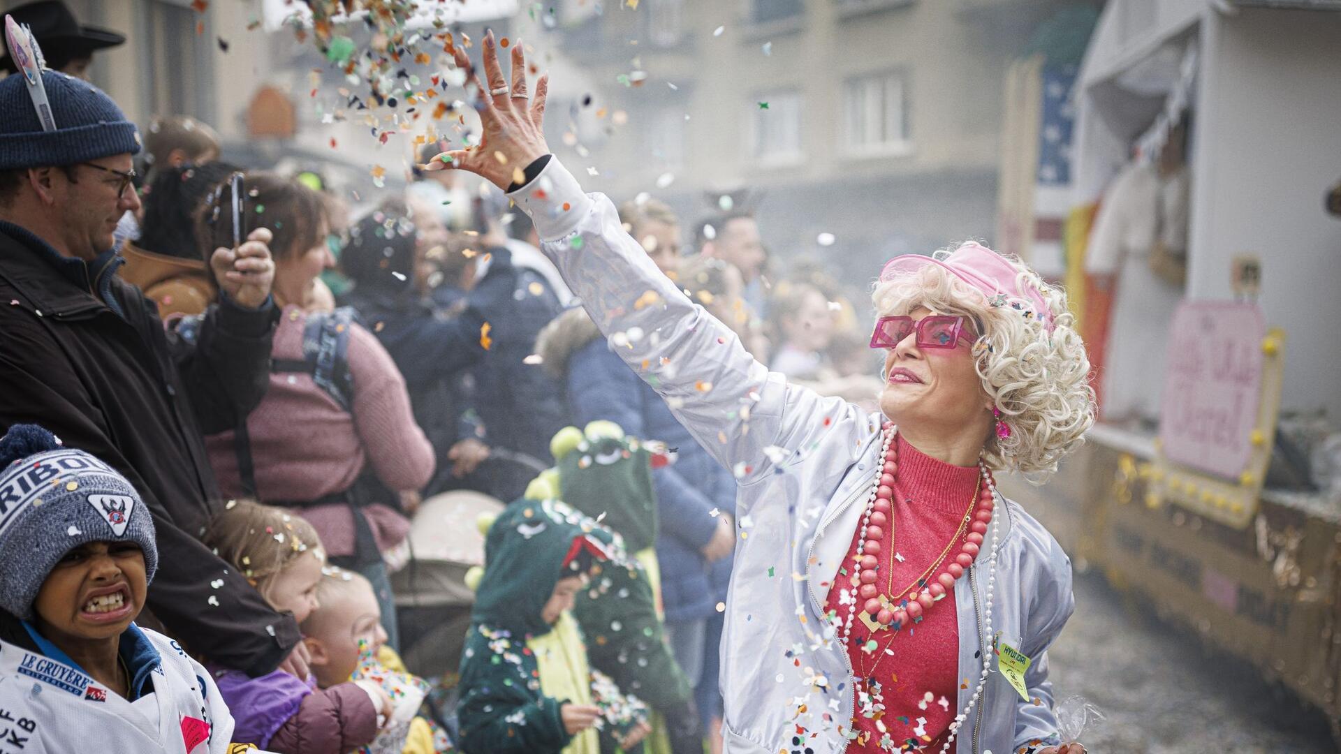 Bilder des Tages Seit 192 Jahren feiert die Schweiz den Karneval „Brandons de Payerne“. Für ausgelassene Stimmung braucht es aber nichts Neues, denn man schätzt, was funktioniert: Konfetti.