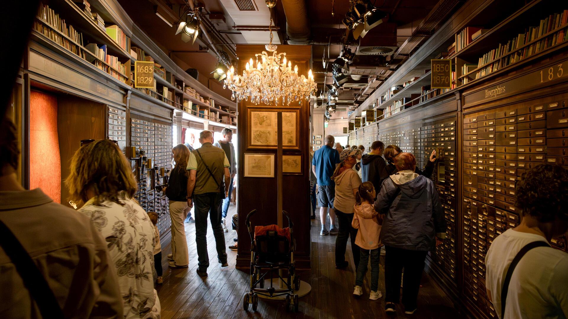 Seit 20 Jahren ein Besuchermagnet in Bremerhaven: das Deutsche Auswandererhaus, hier die „Galerie der 7 Millionen“. Die vielen Schubladen enthalten mehr als 2.000 Biografien von Auswanderern.