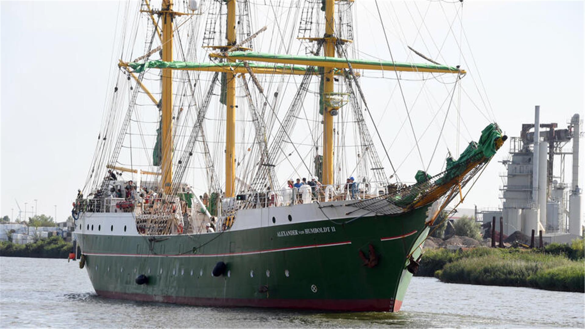 Das Schiff Alexander von Humboldt II. vor Bremerhaven.