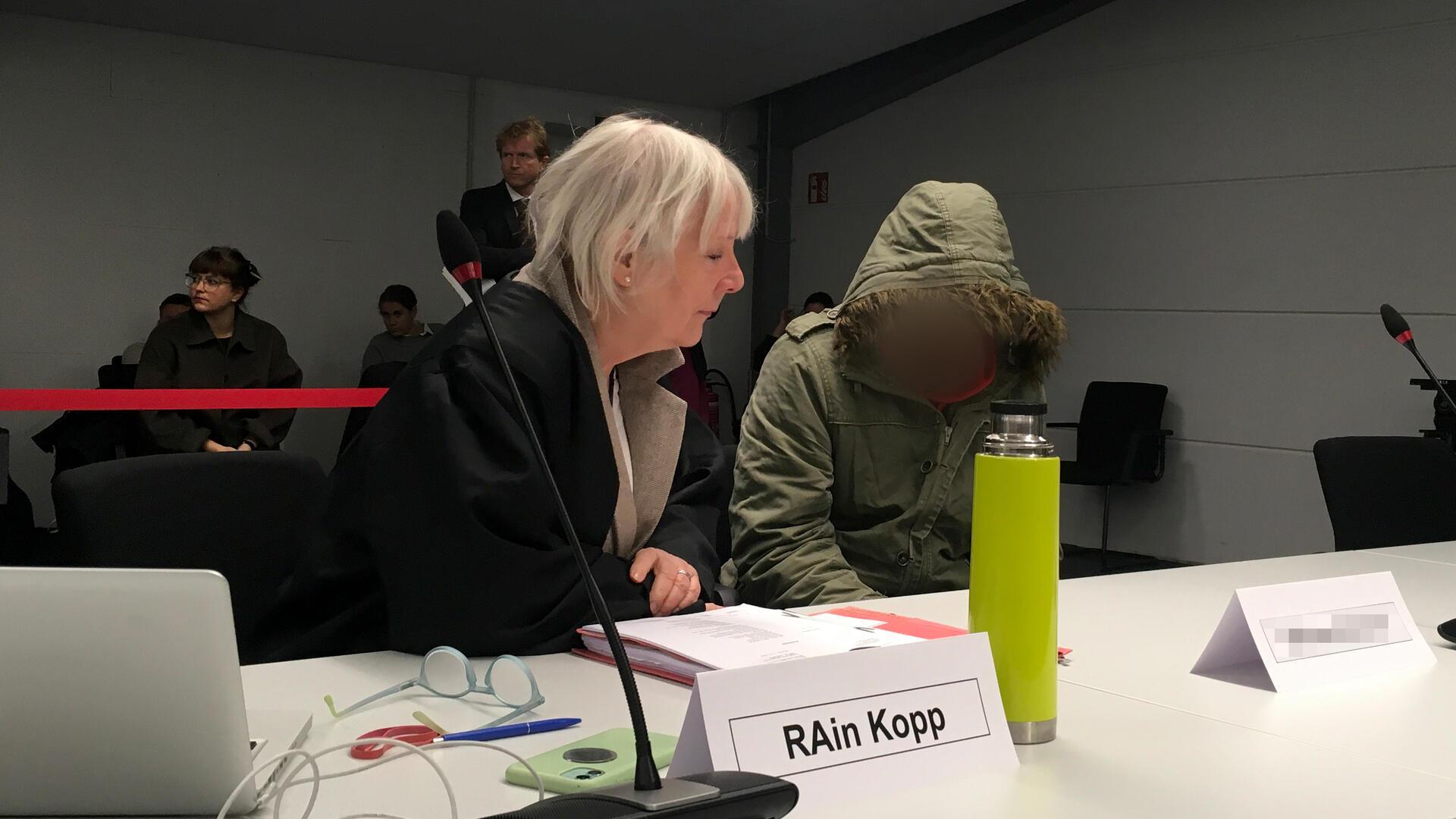 Mann und seine Anwältin.