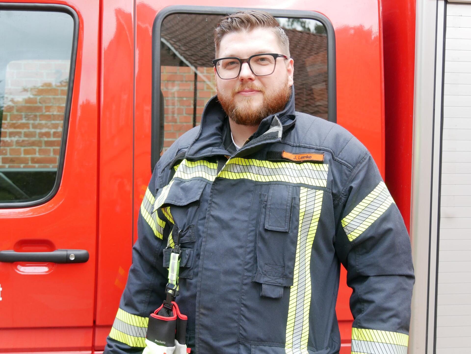 Seit einem Jahr leitet Jan Lemke, der ausgebildeter Atemschutzträger ist, die Geschicke der Steinfelder Feuerwehr