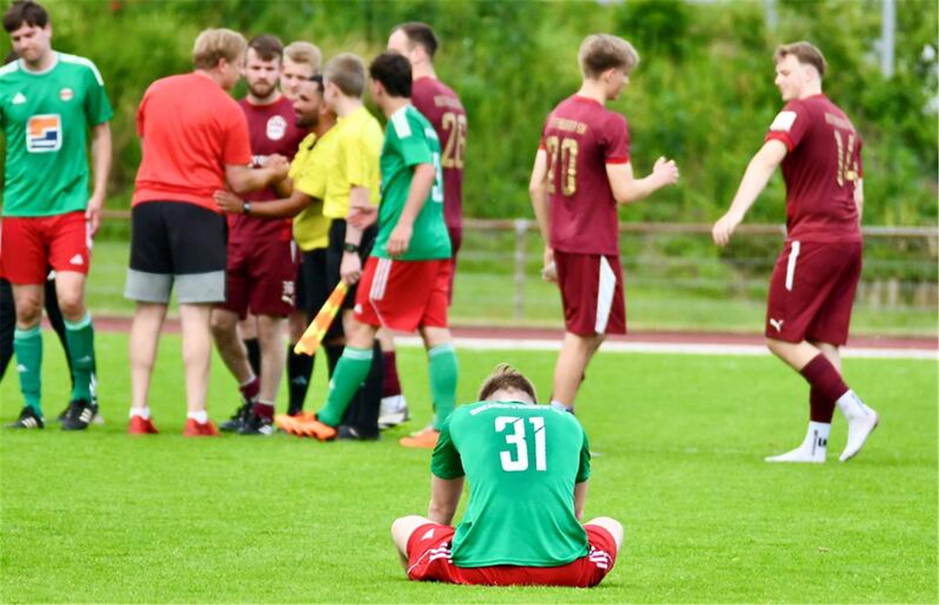 Sekunden nach dem Abpfiff: Der BSCer Patrick Kapusta sitzt traurig am Boden.