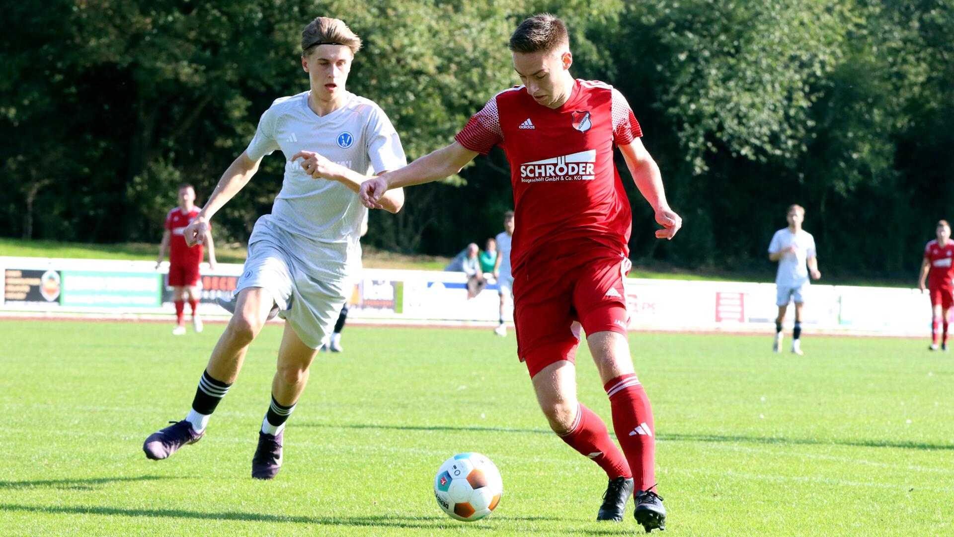Selsingens Stürmer Lukas Schotman (re.) fällt aufgrund seiner fünften Gelben Karte aus.