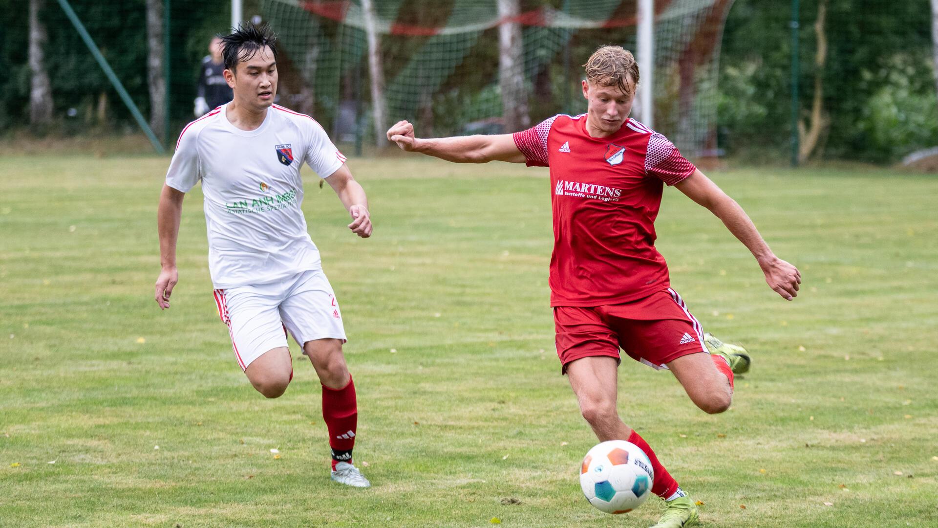 Selsingens Torschütze Tom Druske (rechts) setzt sich gegen Duc Trung Hoang durch.