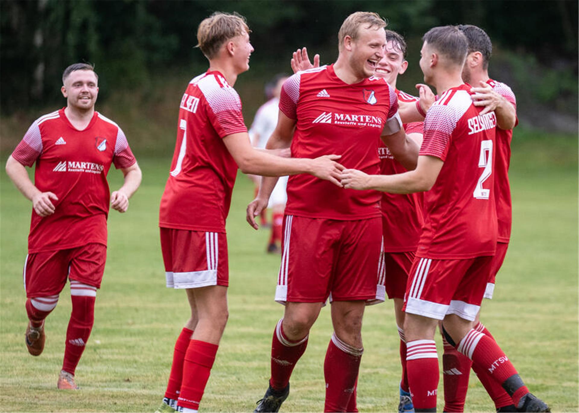 Pokalauftakt: Selsingen II bezwingt Bade SC knapp Selsinger Jubel nach dem Traumtor durch Jelle Brünjes (Bildmitte) zur 3:1-Pausenführung.