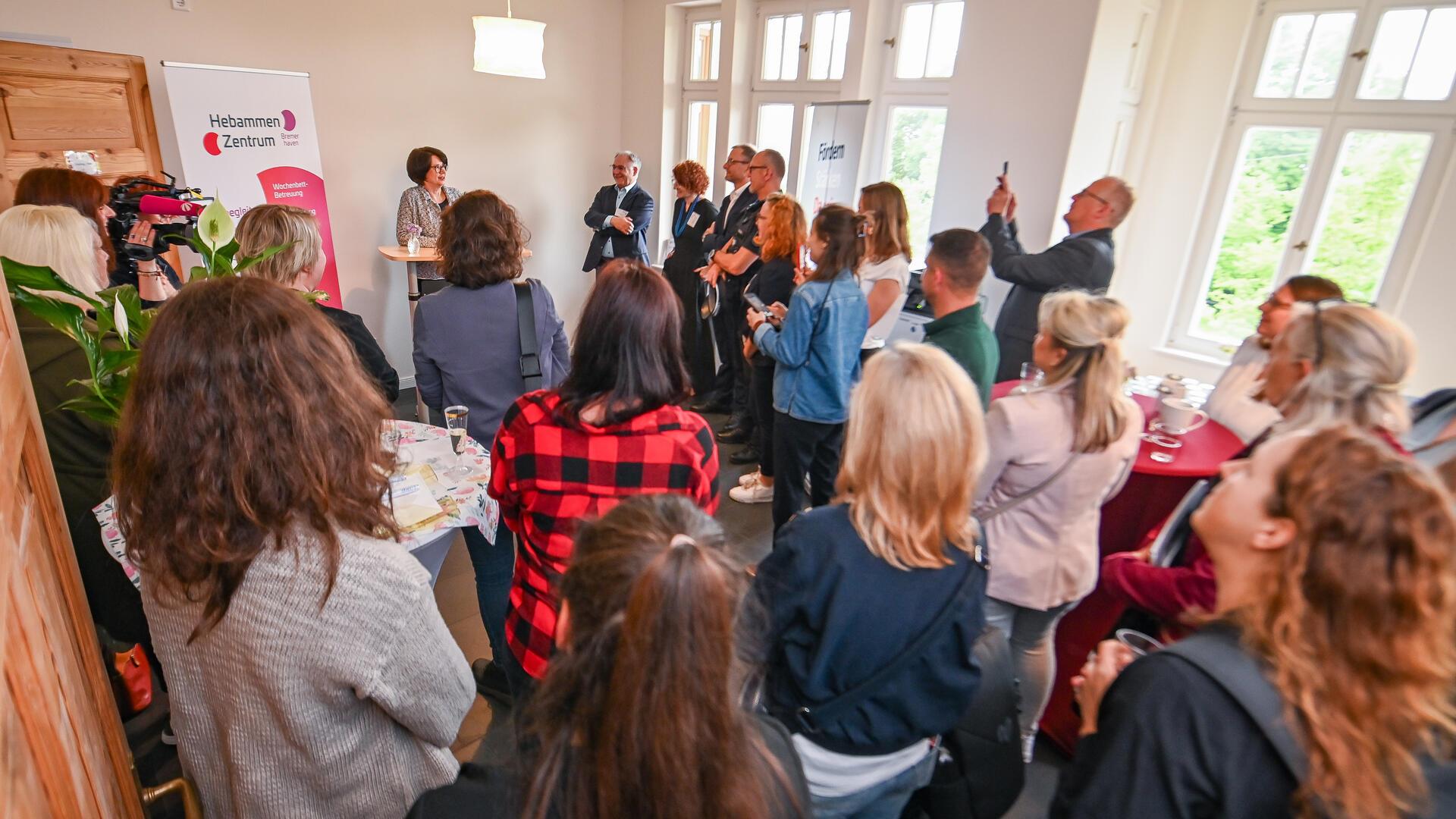 Senatorin Claudia Bernhard (Linke) eröffnet das neue Hebammenzentrum an der Goethestraße. 