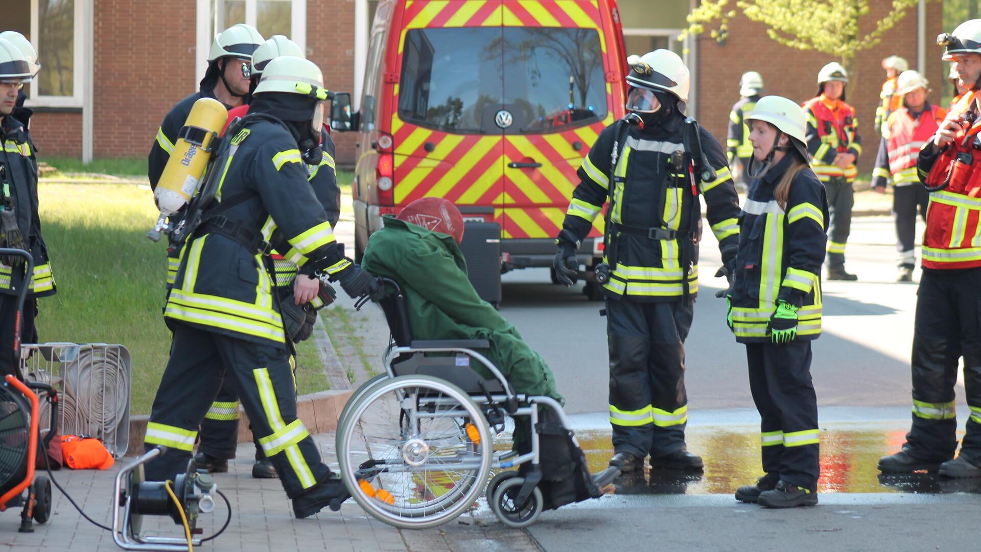 Die Kreisfeuerwehrbereitschaft Rotenburg-Mitte bei einer Übung in Celle.