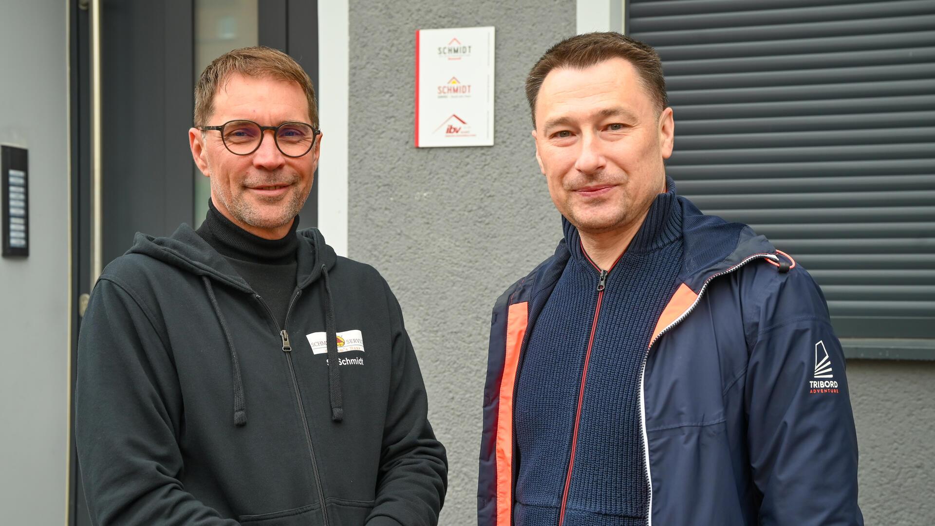 Zwei Männer vor einem Wohnhaus in Bremerhaven