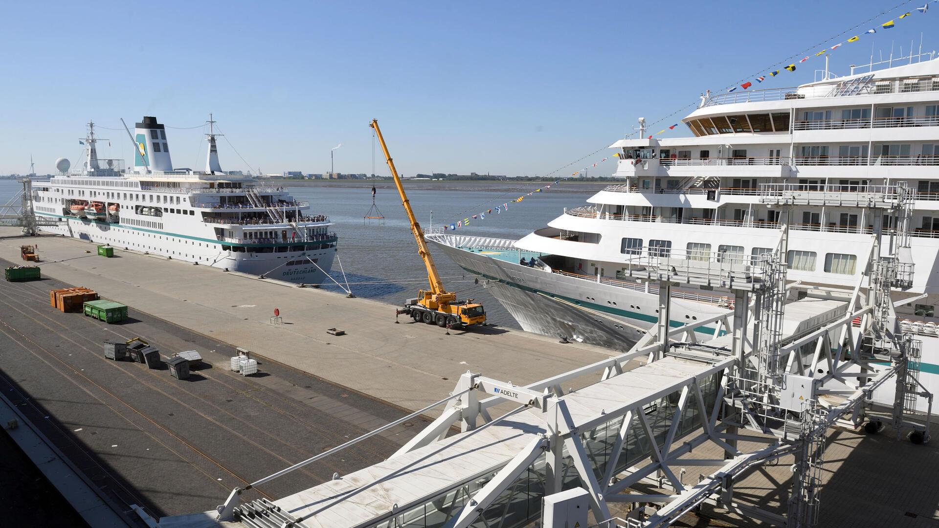 Blick auf ein Schiff: Sie bleibt länger: Die „MS Deutschland“ liegt noch in Bremerhaven, neben der "Amera"