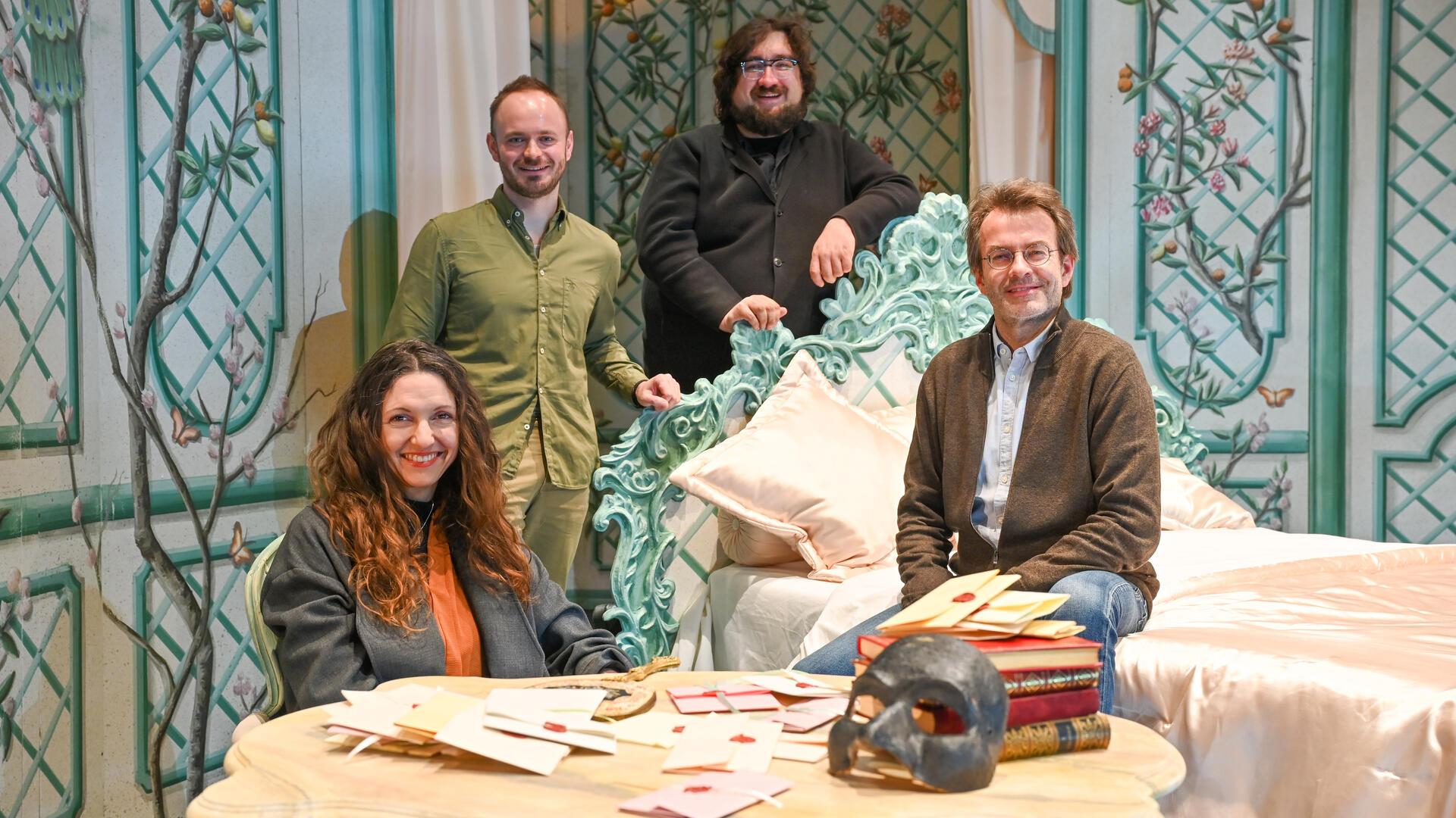 Sie bringen nach 20 Jahren wieder den "Rosenkavalier" von Richard Strauss auf die Bühne des Bremerhavener Stadttheaters (von links): Carola Volles ( Kostüme), Markus Tatzig (Chefdramaturg), Julius Theodor Semmelmann (Inszenierung und Bühnenbild) und der Generalmusikdirektor Marc Niemann.