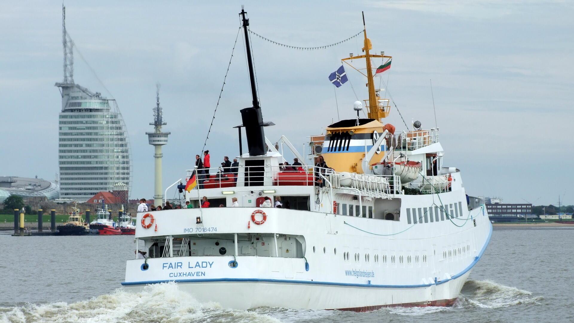 Blick auf Bremerhavens Skyline und ein Seebäderschiff. Die „Fair Lady“ ist ab Freitag im Einsatz.