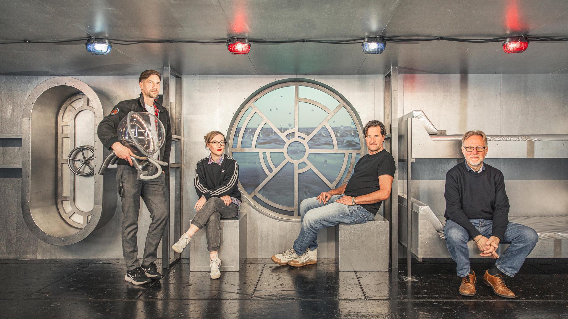 Sie gehören eigentlich nicht auf, sondern hinter die Bühne: Ausstatter Andreas Schmitz, Regisseurin Justine Wiechmann, der musikalischer Leiter Ludger Nowak und Dramaturg Peter Hilton Fliegel haben für den Fotografen auf der Nautilus eingecheckt.