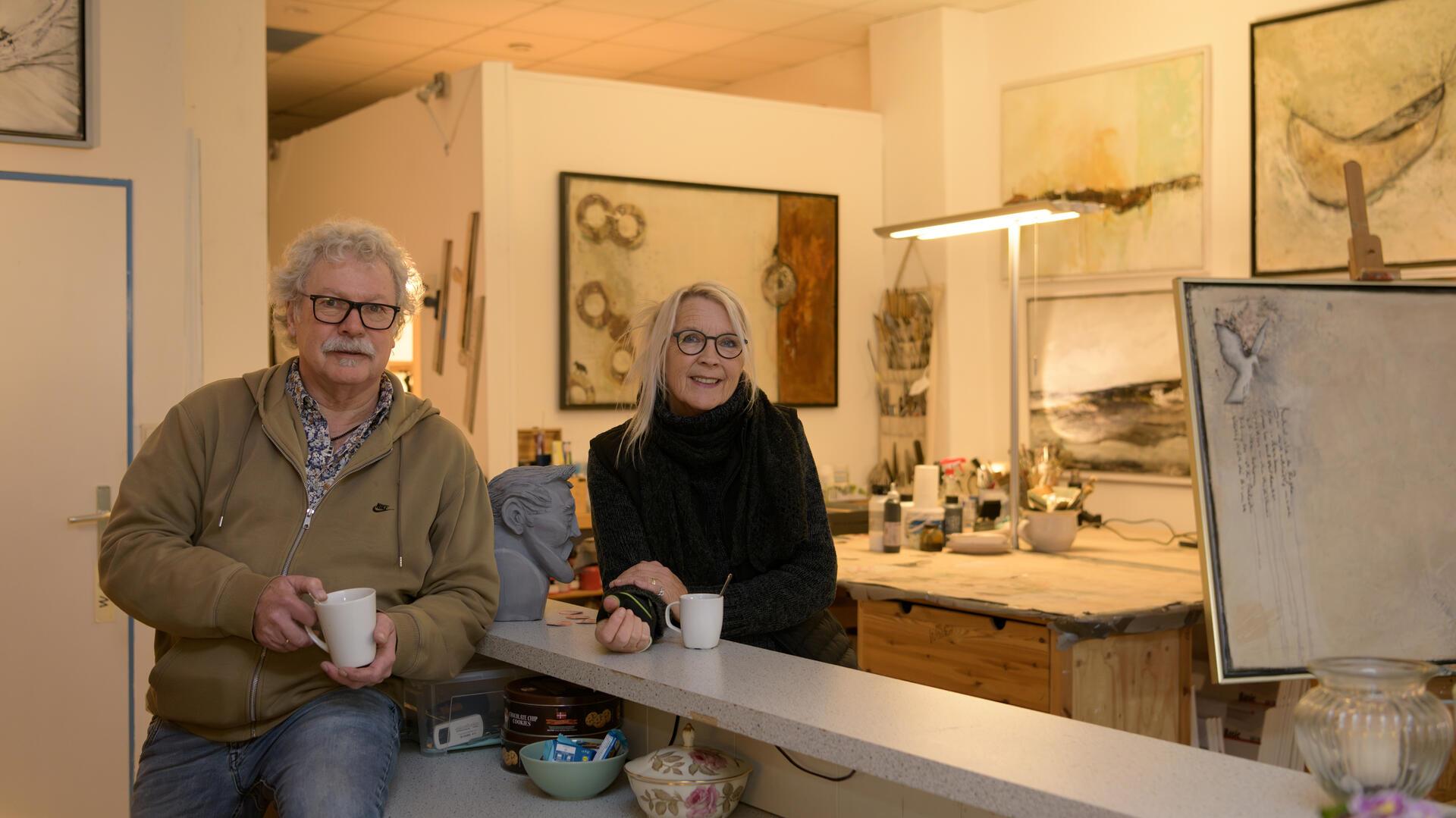 Jens Saxe und Bärbel Ricklefs-Bahr sitzen bei einer gemeinsamen Tasse Kaffee im neugestalteten „Artelier“. Das Ladenlokal ist von ihnen gründlich renoviert worden. 