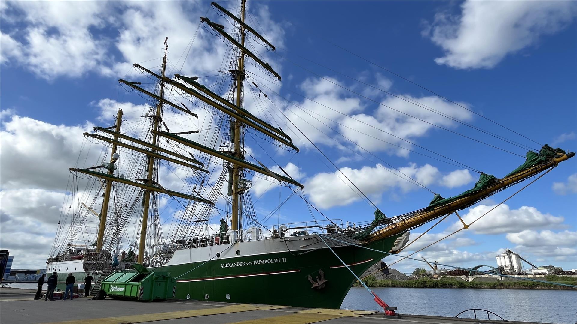 Blick auf ein Segelschiff im Hafen.