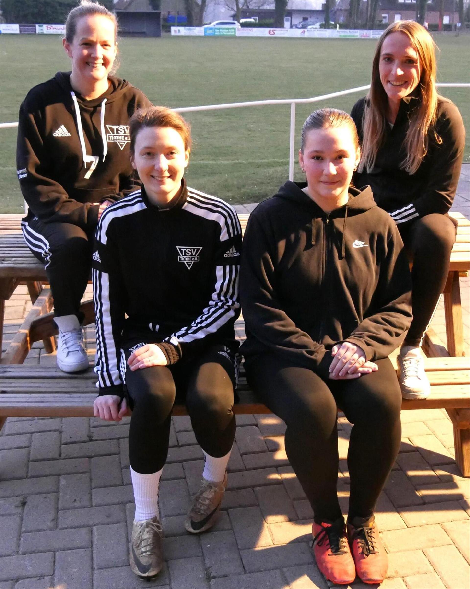 Eine Ära ist vorbei: Fußballerinnen des TSV Timke starten für den FC Ummel Sie sehen den Übergang zum FC Ummel als eine positive Veränderung: Sarah Sievers, Svenja Stelljes, Greta Kaiser, Lena Trapp (von links).