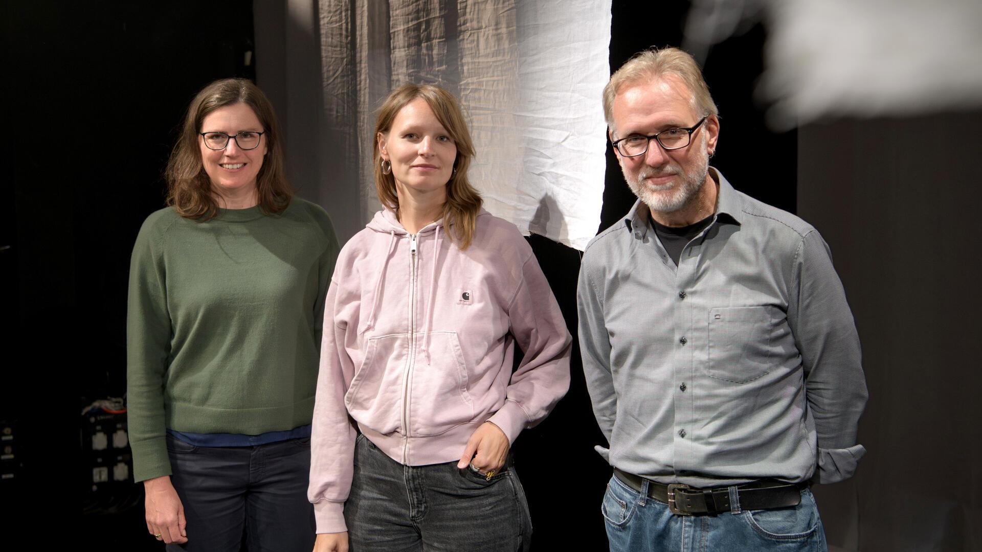 Sie sind von Monika Helfers Roman „Die Bagage“ fasziniert: Regisseurin Ingrid Gündisch, Ausstatterin Ilka Meier und Dramaturg Peter Hilton Fliegel. Und verwandeln den Roman in ein Theaterstück.