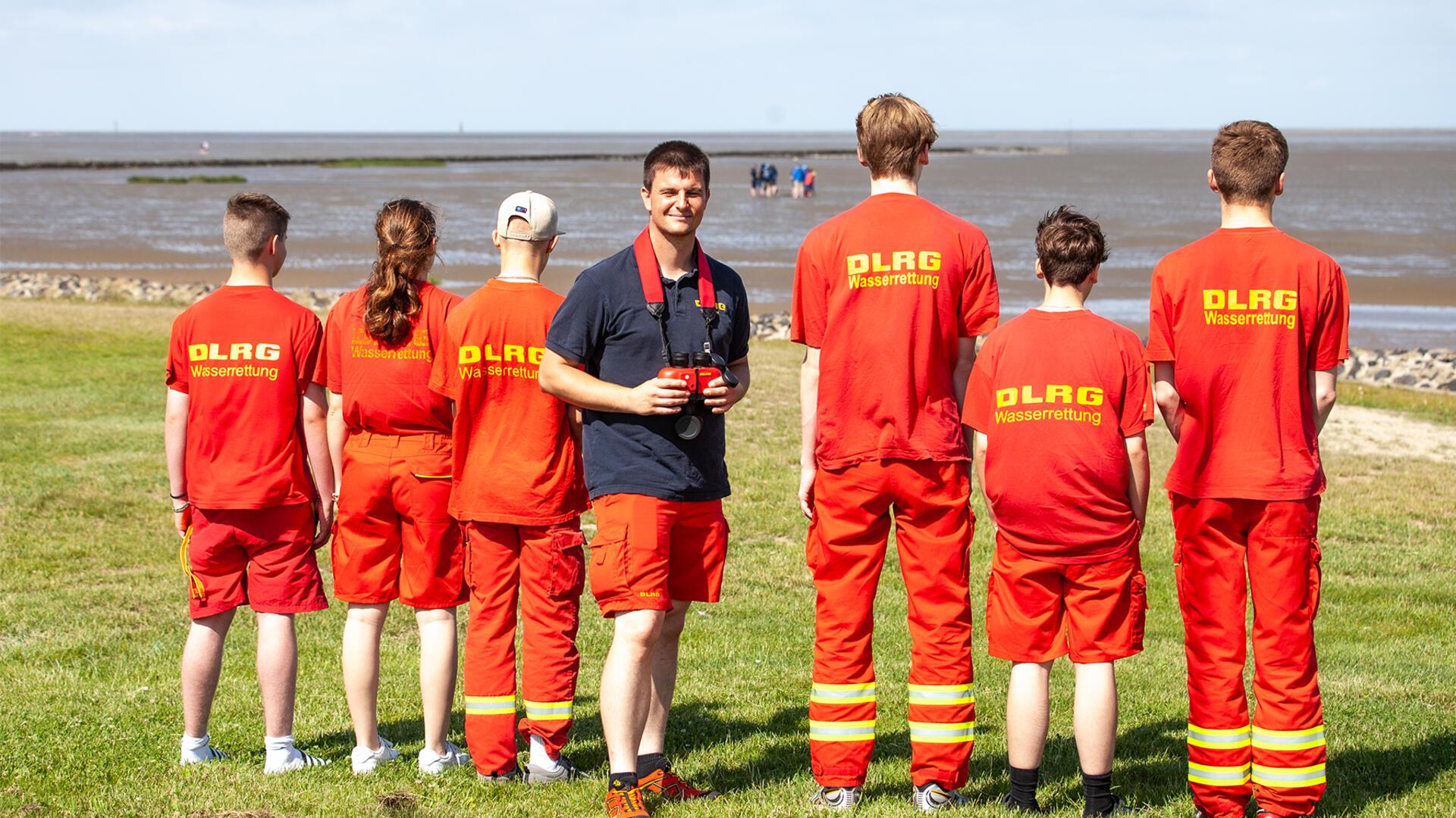 Sorgen bei Hoch- wie bei Niedrigwasser für Sicherheit am Strand und im Wattenmeer vor Dorum-Neufeld: der Dorumer DLRG-Vorsitzende und Rettungsschwimmer Svante Oehmsen (blaues Shirt) und sein Team – hier mit sechs (angehenden) Nachwuchs-Rettern.
