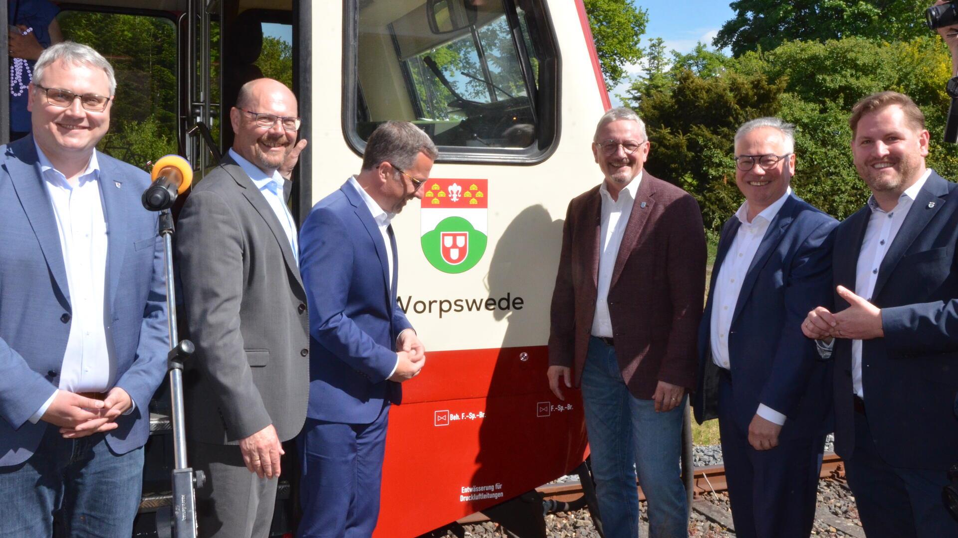 Sie tauften am Sonnabend den neu gestalteten Moorexpress-Triebwagen 628 151 der EVB: Landrat Marco Prietz, EVB-Geschäftsführer Christoph Grimm, der Stader Landrat Kai Seefried, der Osterholzer Landrat Bernd Lütjen, Worpswedes Bürgermeister Stefan Schwenke und Gnarrenburgs Gemeindebürgermeister Marc Breitenfeld.